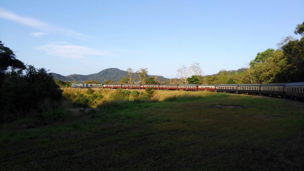 熱帯雨林の中を進むキュランダ鉄道