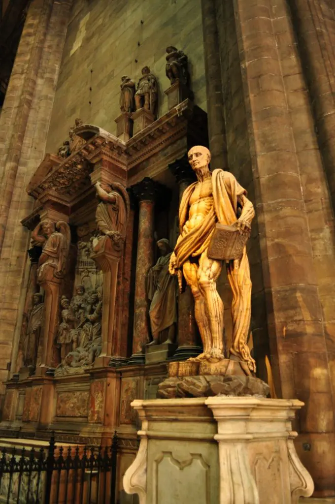 ミラノ大聖堂の聖バルトロマイ像