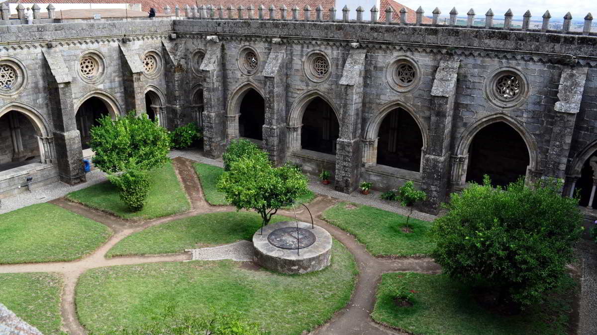 エヴォラ大聖堂の中庭