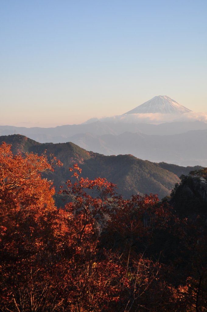 昇仙峡ロープウェイの山頂パノラマ台駅から見た富士山と紅葉