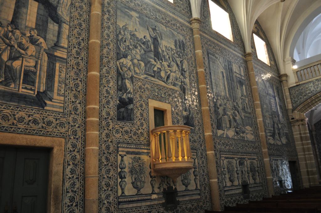 ロイオス教会の身廊の内壁にあるアズレージョ