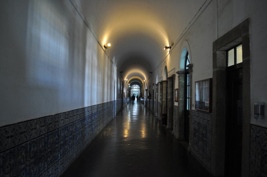 エヴォラ大学の廊下のアズレージョ
