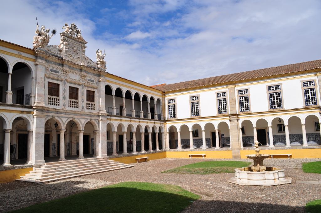エヴォラ大学（Colégio do Espírito Santo）の回廊