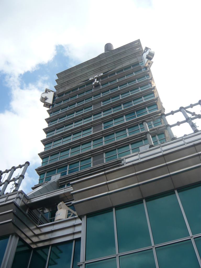 台北101の91階の展望デッキから見た台北101の最上階