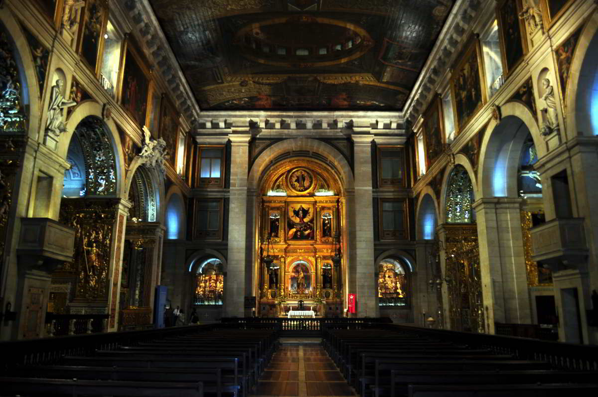 サン・ロケ教会の身廊から主祭壇を望む