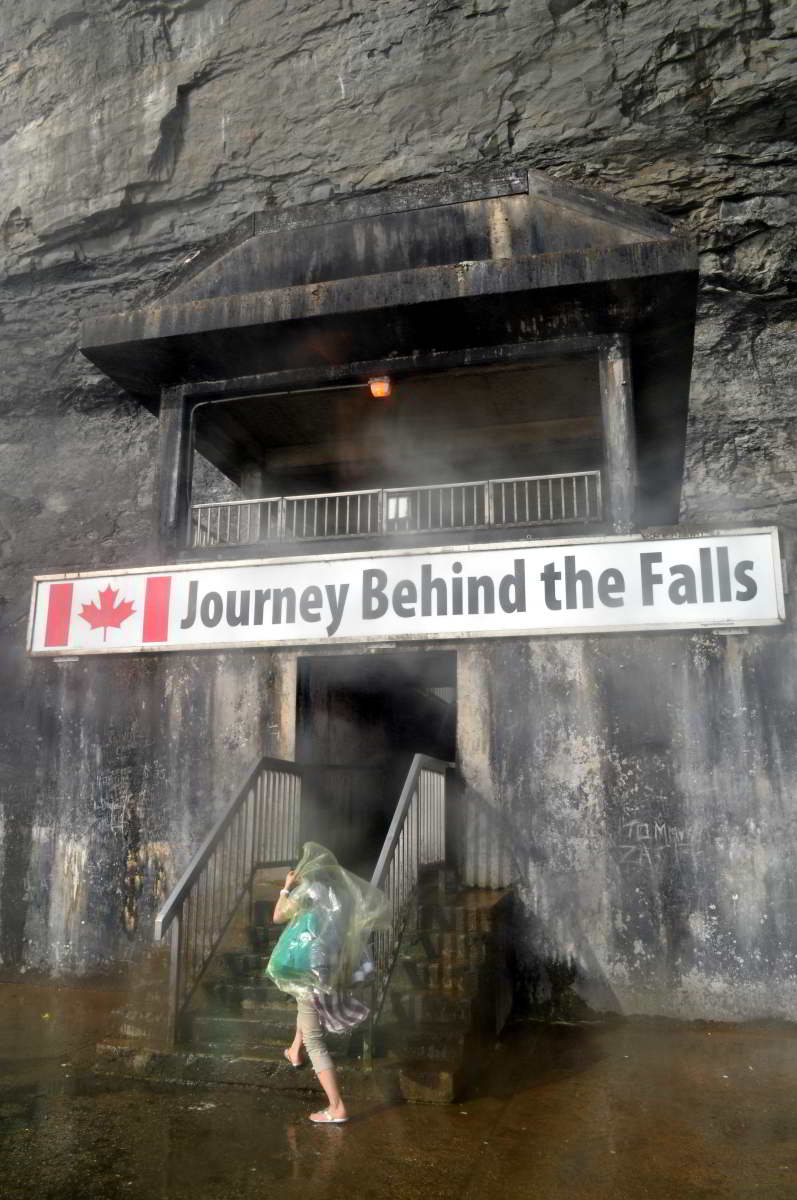 ジャーニー・ビハインド・ザ・フォールズの滝側の入り口