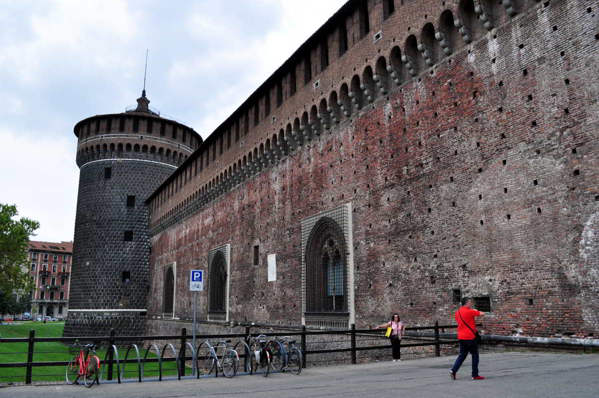 スフォルツェスコ城を取り囲む胸壁