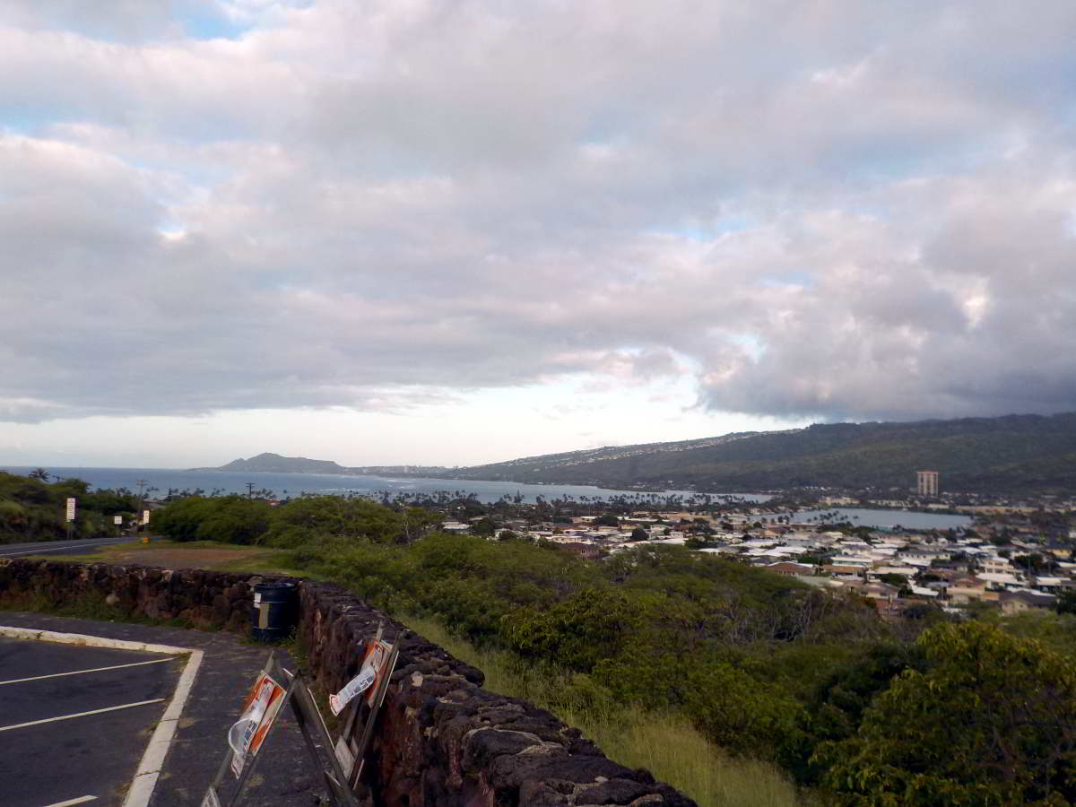 Hawai'i Kai Lookoutから見たハワイ・カイの住宅地とマウナルア湾
