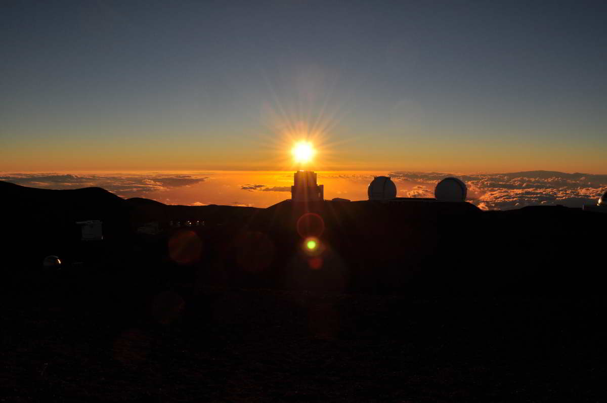 天文台群と沈む夕日