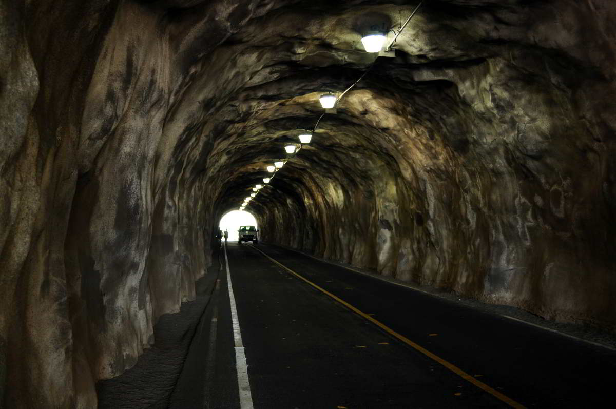 外輪山を貫通するトンネル